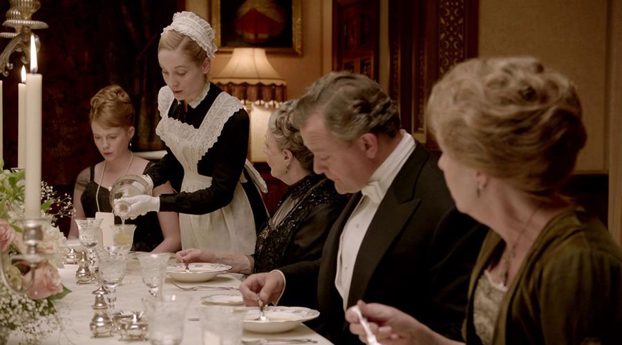 doncella-sirviendo-cena-de-gala.jpg