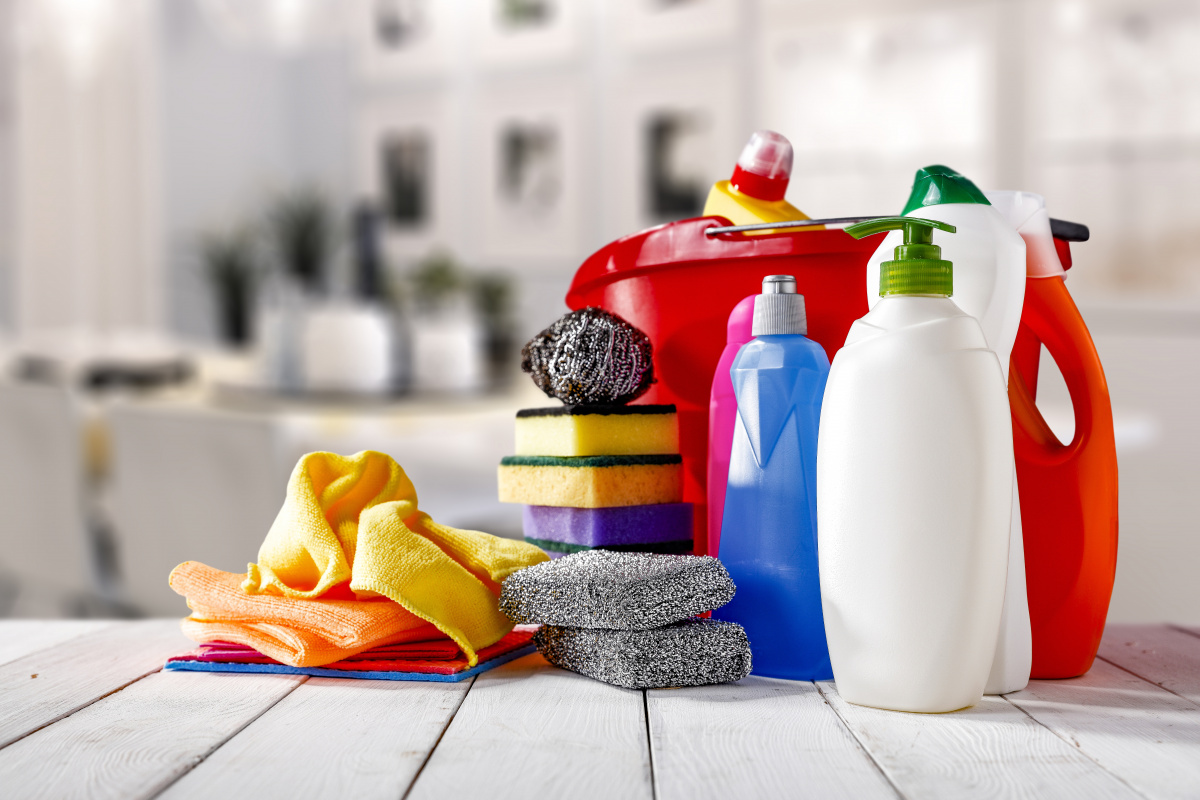 Productos de limpieza variados y sin marca